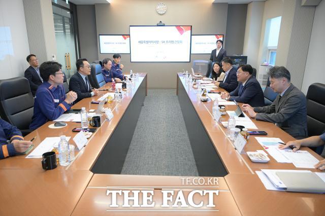 조상호 세종시장이 16일 세종시 연동면 명학일반산업단지에 있는 SK트리켐을 방문해 임직원들과 간담회를 갖고 기업의 경영 및 근무환경과 관련한 애로사항을 청취하고 있다. /세종시