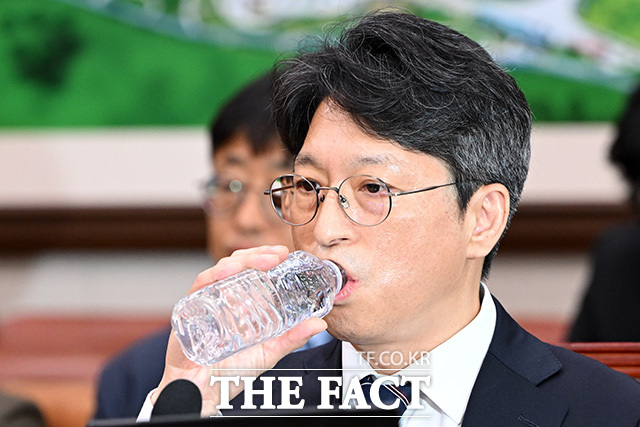선서하는 홍지선 국토교통부 장관 후보자.