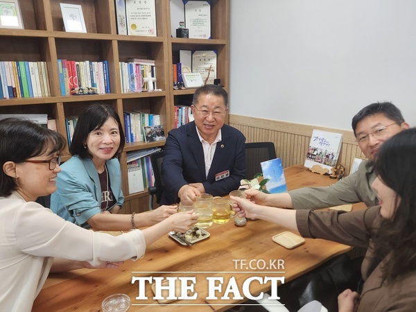 이한영 대전시의회 의원(국민의힘·서구6)이 16일 지역 복지 현장인 월평종합사회복지관을 찾아 직원들을 격려하고 위문품을 전달하고 있다. /선치영 기자
