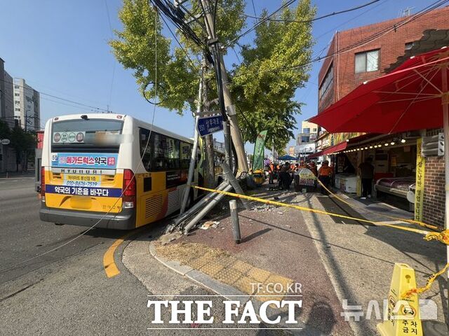 16일 오전 8시 57분쯤 전남광주시 광산구 신촌동 한 도로에서 시내버스와 우체국 우편물 운송 차량이 부딪쳐 3명이 경상을 입었다. /뉴시스
