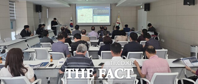 지난 15일 동문1동 행정복지센터에서 열린 서산~명천 지방도 649호선 도로건설공사 주민 설명회 모습. /서산시