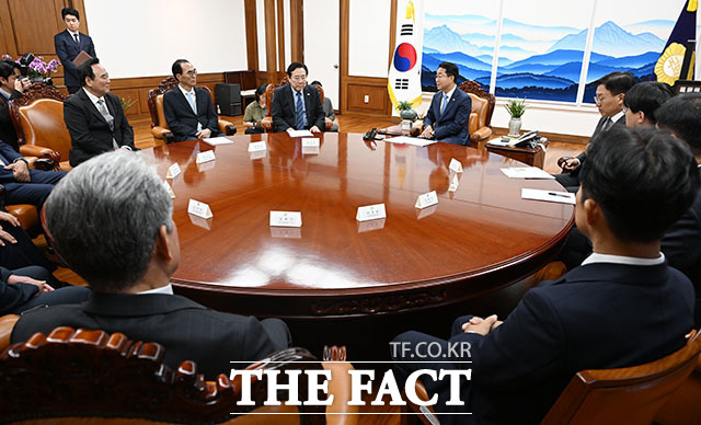 조정식 국회의장이 김기문 중소기업중앙회 회장을 비롯한 회장단을 만나 기념 촬영을 하고 있다.
