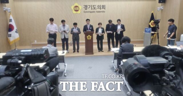 경기도의회 국민의힘 예산결산특별위원회 위원들이 16일 추미애 도정을 규탄하는 기자회견을 열고 있다. /이승호 기자