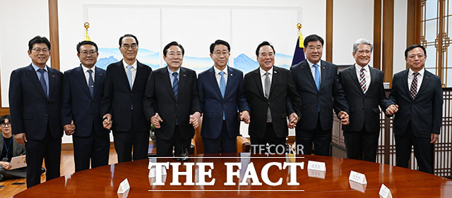 조정식 국회의장이 김기문 중소기업중앙회 회장을 비롯한 회장단을 만나 기념 촬영을 하고 있다.