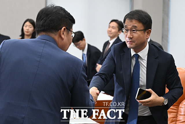 한 위원장에게 인사 건네는 정 원내대표(오른쪽).