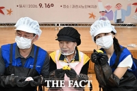  조용범 기획예산처 차관-배우 박하선 '어르신과 함께 만든 송편' [TF사진관]