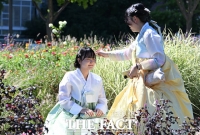 선선한 날씨...도심 속 '가을 나들이' [TF사진관]