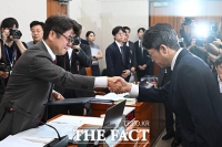  유의동 위원장과 인사 나누는 홍지선 후보자 [포토]