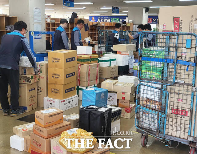 추석을 9일 앞둔 17일 경북 영주우체국 3층 물류 창고에서 직원들이 쏟아지는 명절 택배를 배송지별로 분류하느라 분주하게 움직이고 있다. /김성권 기자