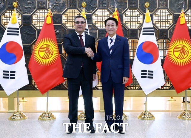 조정식(오른쪽) 국회의장이 17일 오전 국회에서 사디르 자파로프 키르기스스탄 대통령과 기념촬영을 하고 있다. /국회 제공