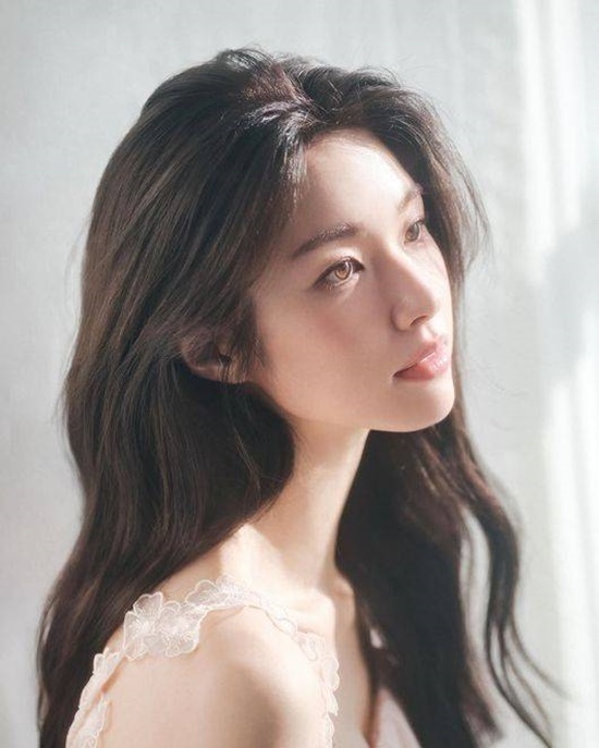 배우 하영의 증조부 친일 행적 논란'이 한 달 넘게 이어지고 있는 가운데 파장과 후폭풍은 좀처럼 가라앉지 않고 있다. 아티드와 삼성전자, 네이버플러스스토어, 프로젝트엠 등에 이어 일본계 기업 파나소닉의 과거 광고까지 비공개로 전환됐다. /하영 SNS