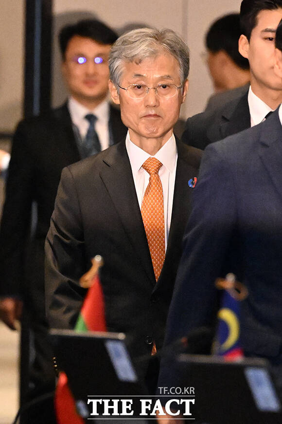 행사장 들어서는 조 대법원장.