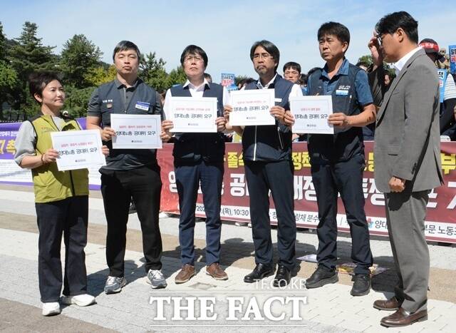 17일 오전 양대노총 공공부문 노동조합 공동대책위원회(공대위)가 서울 청와대 사랑채 분수대 앞에서 '일방적·졸속적 공공정책 거부한다' 대정부 투쟁 선포 기자회견을 열고 전달사항을 정부 측 관계자에게 전달하고 있다. /김태환 기자