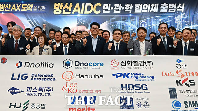 한영근 명지대학교 교육부총장, 최경희 창신대학교 총장, 박선원·송영길·허성무 더불어민주당 의원(왼쪽부터) 등 내빈들이 17일 오전 서울 여의도 국회도서관 대강당에서 열린 'K-방산 AX 도약을 위한 방산 AIDC 민·관·학 협의체 출범식'에 참석해 기념촬영하고 있다. /국회=송호영 기자