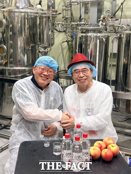 충청 지역 소주인 선양소주가 지역 특산주 업체 예산사과와인과 손잡고 사과 증류주 '추사' 원액을 블렌딩한 신개념 소주 '선양 추사'를 단독 출시했다. 정제민 예산사과와인 대표(왼쪽)와 조웅래 선양소주 회장. /선양소주