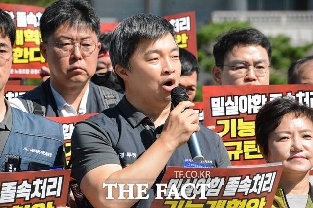 윤석구 전국금융산업노동조합 위원장이 17일 오전 양대노총 공공부문 노동조합 공동대책위원회와 함께 서울 청와대 사랑채 분수대 앞에서 '일방적·졸속적 공공정책 거부한다' 대정부 투쟁 선포 기자회견 대표발언을 하고 있다. /김태환 기자