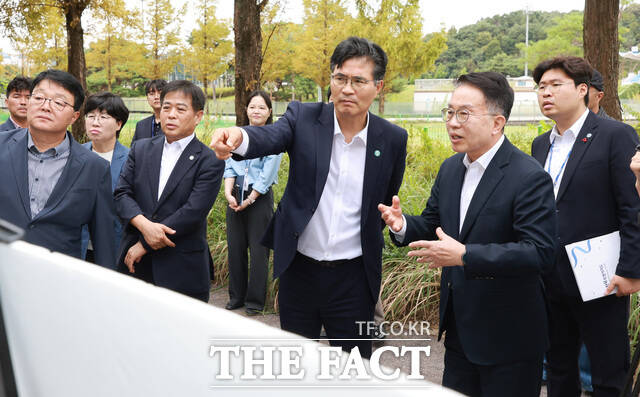 17일 남원시 고죽동 남원의료원을 찾은 이원택 전북도지사(가운데)가 양충모 남원시장(오른쪽)과 남원 국립의학전문대학원 준비 상황을 점검하고 있다. /전북도
