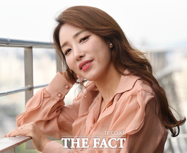 가수 숙행이 다시 무대에 오른다. 숙행은 오는 9월 30일 서울 목동 아르떼 서울 뮤즈홀에서 팬들과 만난다. 화려한 방송 복귀보다는 팬들과 가까이에서 노래로 먼저 인사하겠다는 의지다. /더팩트 DB