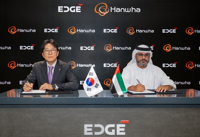 한화와 UAE 국영 최대 방산기업 에지(EDGE) 그룹이 지난 15일(현지시간) 통합대공망 구축사업에 대한 주요조건합의서를 체결했다. 양기원 한화시스템 대표(사진 좌측)와 하마드 알 마라르(Hamad Al Marar) 에지 그룹 CEO(사진 우측). /한화시스템