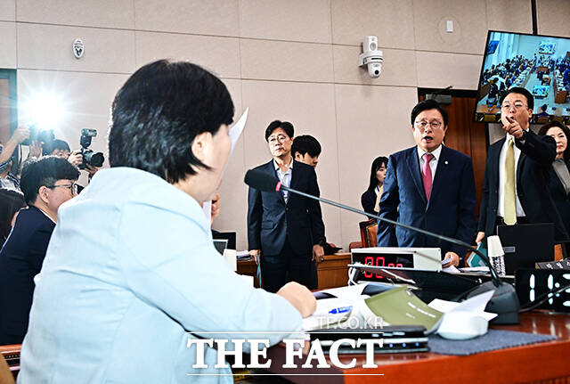 국민의힘 법사위 소속 의원들이 17일 오전 서울 여의도 국회에서 열린 법제사법위원회 전체회의에 참석해 김승원 법무부 장관 후보자 인사청문 경과보고서 상정에 반발하며 서영교 법사위원장에게 항의를 하고 있다. /국회=배정한 기자