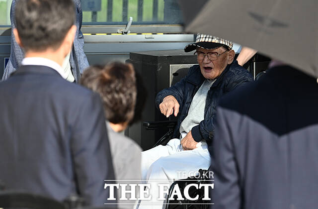 구치소 앞 도열한 신천지 관계자들.