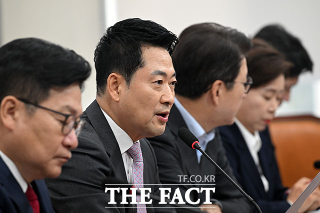 장동혁 국민의힘 대표(가운데)가 17일 오전 서울 여의도 국회에서 열린 최고위원회의에서 발언하고 있다. /국회=서예원 기자