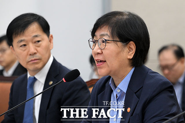 정은경 보건복지부 장관이 의원들의 질의에 답변하고 있다.