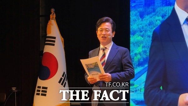 허태정 대전시장이 17일 열린 민선9기 비전 선포식에서 향후 시정 방향에 대해 설명하고 있다. /정예준 기자
