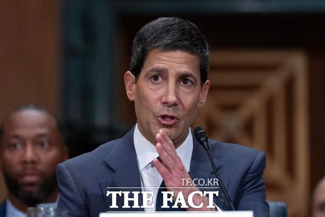 미국 중앙은행인 연방준비제도(Fed)는 3년 2개월 만에 기준금리를 연 3.75∼4.00%로 0.25%포인트 올렸다. 사진은 케빈 워시 연준 의장. /AP.뉴시스