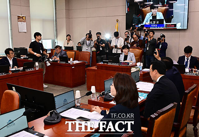 회의 주재하는 서영교 법사위원장.