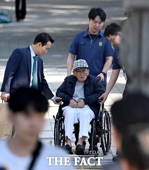 교인들에게 국민의힘 당원 가입을 강요한 혐의로 구속기소된 이만희 신천지예수교증거장막성전(신천지) 총회장이 17일 오전 재석방돼 경기 의왕시 서울구치소를 나서고 있다. /의왕=박상민 기자