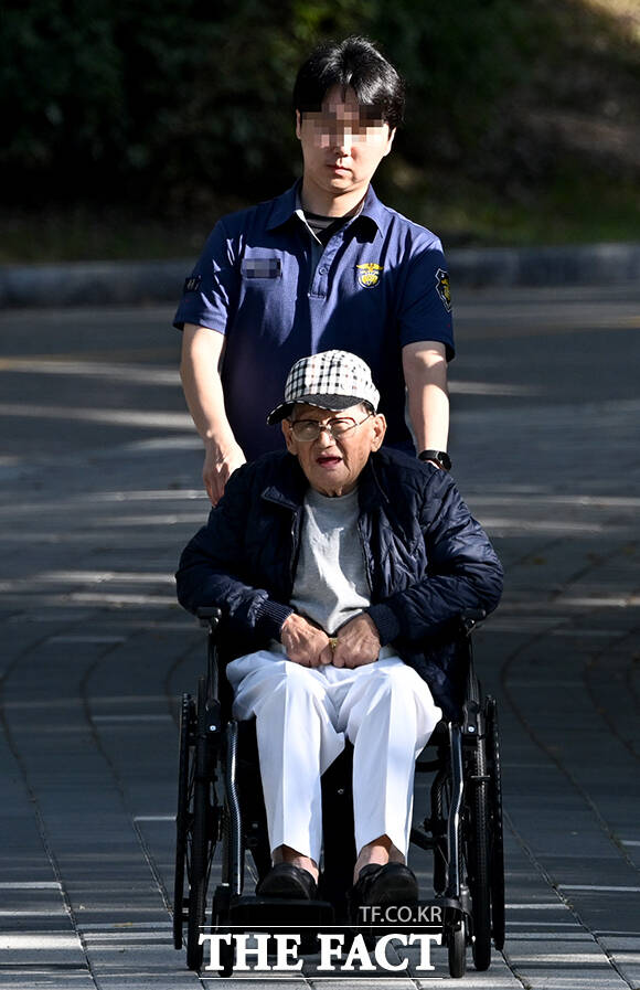 교인들에게 국민의힘 당원 가입을 강요한 혐의로 구속기소된 이만희 신천지예수교증거장막성전(신천지) 총회장이 17일 오전 재석방돼 경기 의왕시 서울구치소를 나서고 있다. /의왕=박상민 기자
