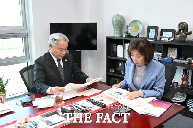 이용우 군수가 나경원 의원에게 지역 현안을 설명하고 있다. /부여군
