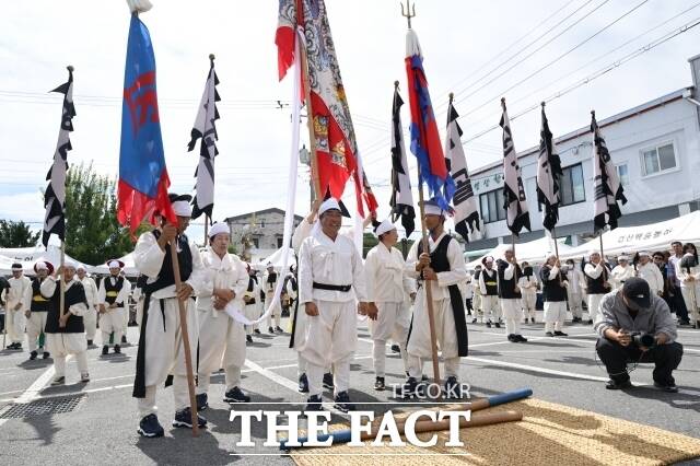논산시 연산백중놀이보존회가 17일 연산면 일원에서 보존회 회원과 지역 주민 등이 참석한 가운데 연산백중놀이 정기공연을 펼치고 있다. /논산시