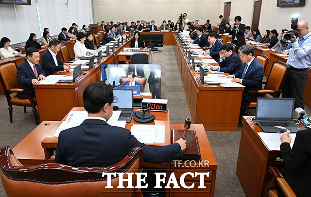 이만희 국회 보건복지위원장이 17일 오전 서울 여의도 국회에서 열린 보건복지위원회 전체회의에서 의사봉을 두드리고 있다. /국회=서예원 기자