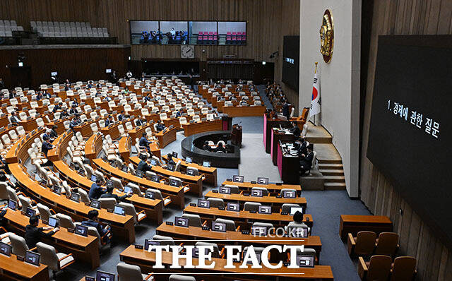 국회가 17일 형사사법체계 개편 후속 법안 51건을 처리했다. 사진은 조정식 국회의장이 지난 11일 오후 서울 여의도 국회에서 열린 제439회 국회(정기회) 본회의 경제분야 대정부 질문에 참석해 개회를 선언하고 있는 모습. /서예원 기자