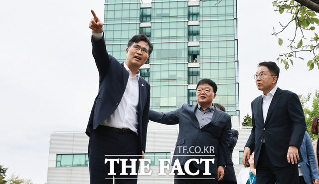 17일 남원시 고죽동 남원의료원을 찾은 이원택 전북도지사(왼쪽)가 양충모 남원시장(왼쪽 세 번째)과 남원 국립의학전문대학원 준비 상황을 점검하고 있다. /전북도