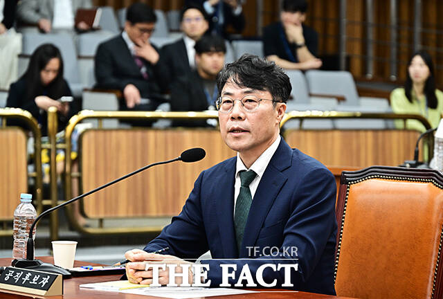 김성수 대법관 후보자(57·사법연수원 24기) 임명동의안이 17일 국회 본회의를 통과했다. 사진은 김 후보자가 지난 14일 국회에서 열린 인사청문회에 참석해 질의에 답변하는 모습. /배정한 기자