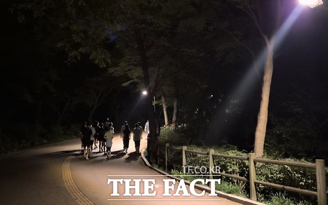 16일 저녁 오승혁의 현장은 서울 남산 공원을 찾아 러닝 크루들의 달리기 모습을 취재했다. 5인 이상의 무리 지어 달리기를 금지하는 안내 방송에도 불구하고 여러 명의 러닝 크루가 산길을 뛰는 모습이 계속 반복됐다. /남산=오승혁 기자