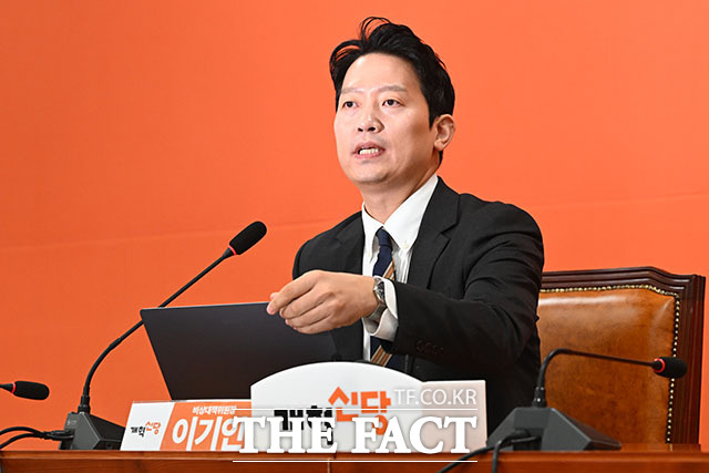 이기인 개혁신당 비상대책위원장이 17일 오전 서울 여의도 국회에서 첫 번째 당 쇄신안을 발표하고 있다. /국회=서예원 기자