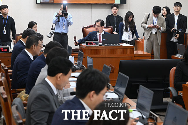 의사봉 두드리는 이만희 국회 보건복지위원장.