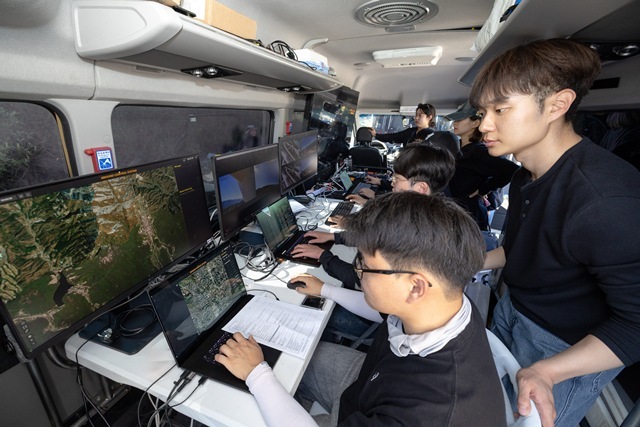 지난 16일 경기 포천 승진훈련장에서 열린 '2026 국방 드론 기술전'에서 대한항공이 AI 드론 군집비행·군집타격 기술을 시연하는 모습. /대한항공