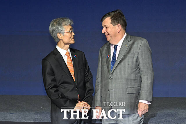 앤드류 벨 호주 뉴사우스웨일스주 대법원장과 대화하는 조희대 대법원장(왼쪽).