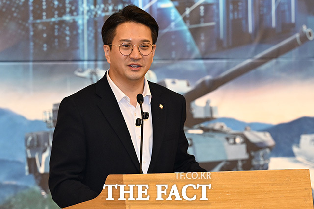 박선원 의원이 기념사를 하고 있다.