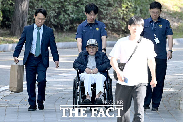 교인들에게 국민의힘 당원 가입을 강요한 혐의로 구속기소된 이만희 신천지예수교증거장막성전(신천지) 총회장이 17일 오전 재석방돼 경기 의왕시 서울구치소를 나서고 있다. /의왕=박상민 기자