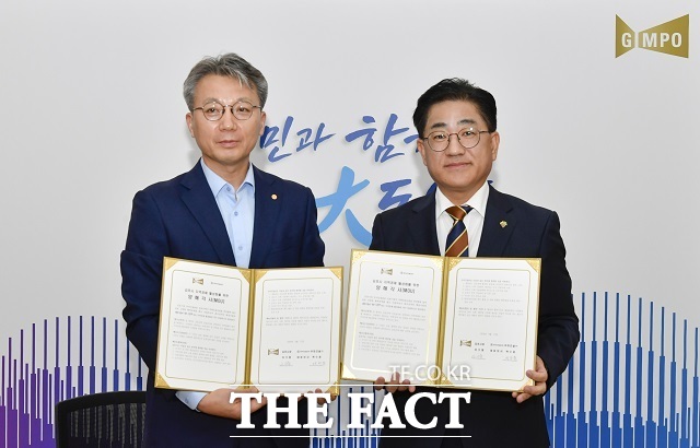 17일 김포시청 본관에서 김포시와 건설업체들이 상생 협력을 위한 양해각서(MOU)를 체결하고 있다. /김포시