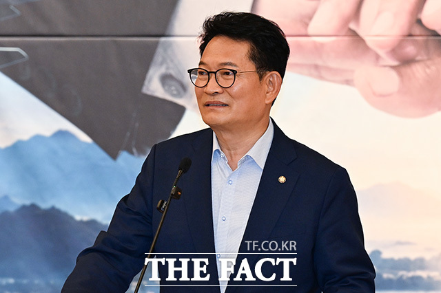 박선원 의원이 기념사를 하고 있다.