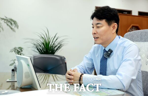 전문학 대전시 서구청장이 민선9기 통합돌봄 혁신 공약을 중심으로 17일 '돌봄도시 서구' 실현에 속도를 내고 있다고 밝혔다. 전 청장이 AI 돌봄기기를 이용해 주민에게 전달할 추석 안부 메시지를 녹음하고 있는 모습. /대전시 서구