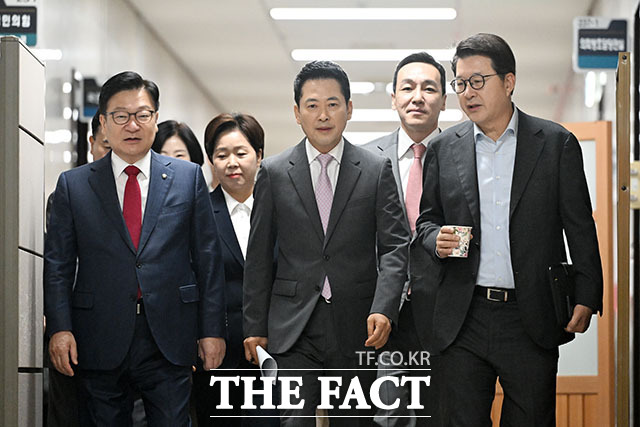 장동혁 국민의힘 대표(가운데)가 17일 오전 서울 여의도 국회에서 열린 최고위원회의에서 발언하고 있다. /국회=서예원 기자