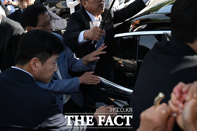 구치소 앞 도열한 신천지 관계자들.